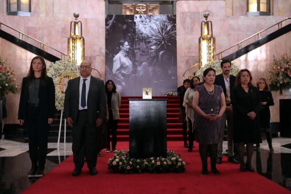 Autoridades de Cultura, familiares y amistades de la artista montaron guardia  de honor alrededor de su urna.