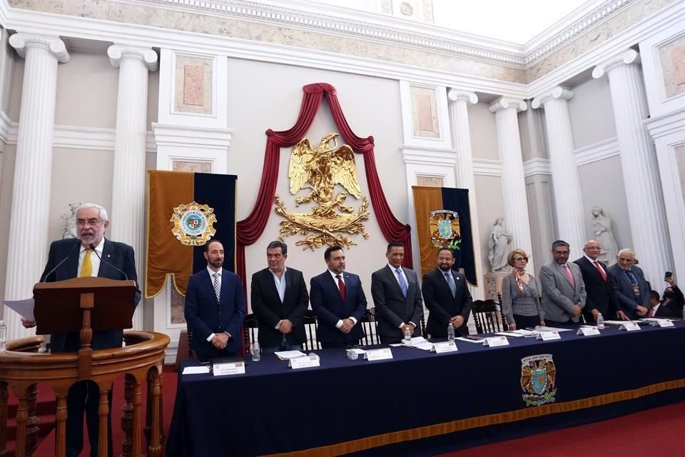 Autoridades universitarias, encabezadas por el Rector Enrique Graue, de la industria editorial y del Gobierno federal y local, inauguraron la edición presencial del encuentro librero.