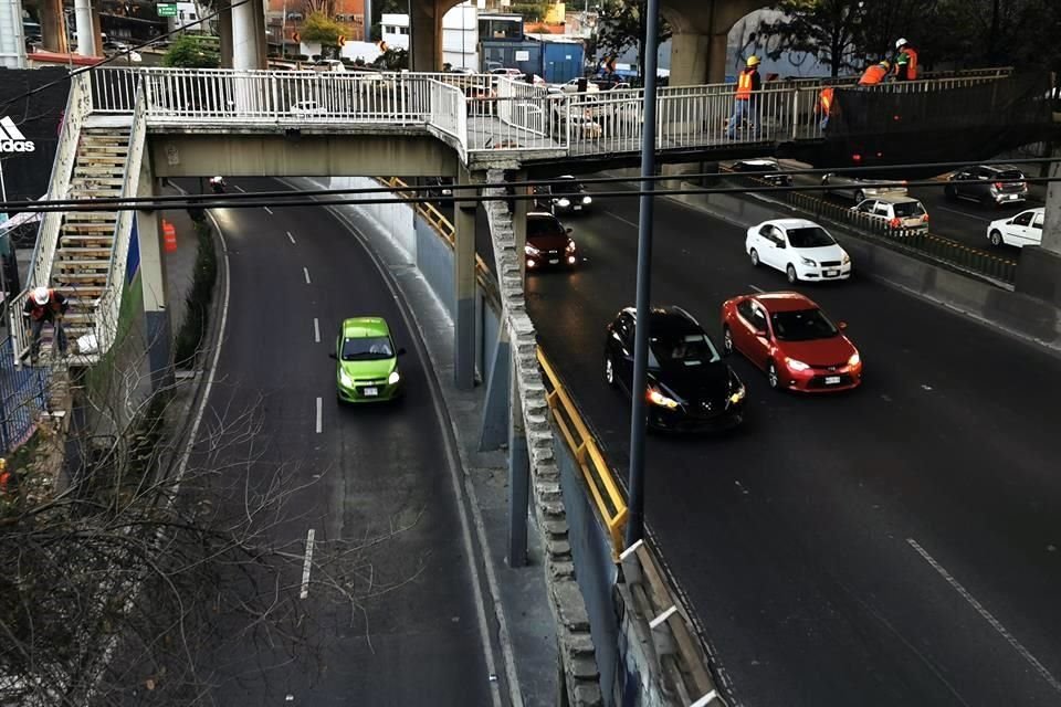 A un lado del viejo paso peatonal, fue instalado otro puente peatonal sin escaleras, con acceso y descenso a través de rampas.