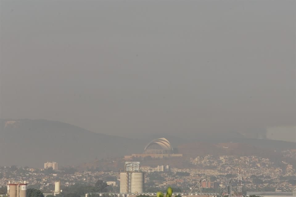 El humo del incendio de La Primavera envolvió a la Ciudad todo el día.