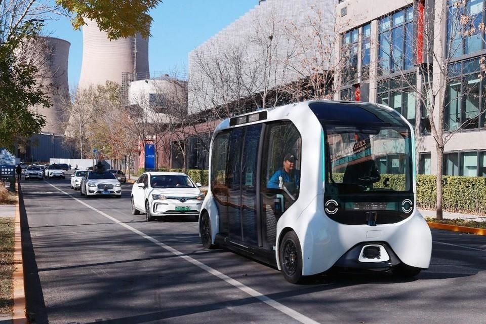 Coches sin conductor circulan por el parque Shougang de Beijing.