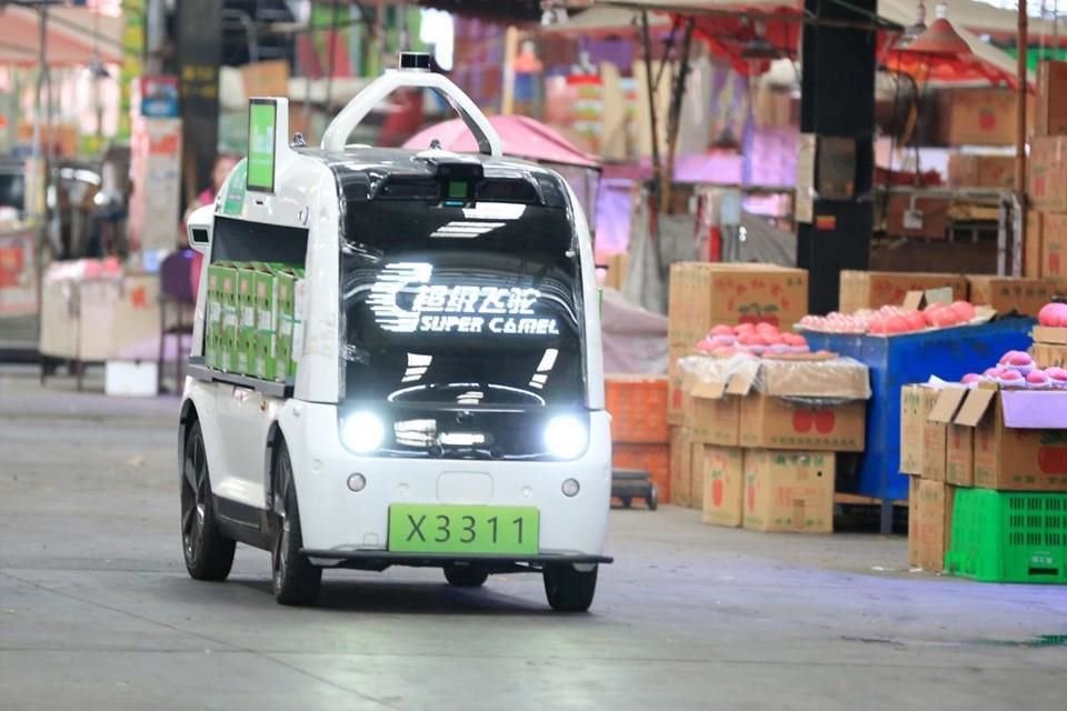 Vehículos logísticos sin conductor circulan por el mercado del Centro Internacional de Comercio de Productos Agrícolas Sichuan Yurun en Pengzhou, Chengdu, Sichuan.