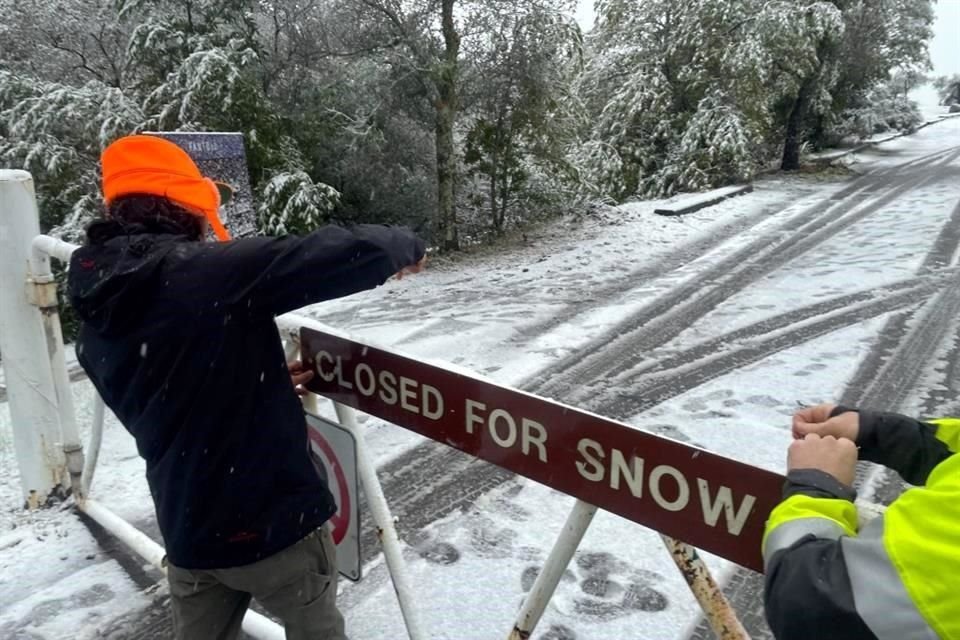 California y otras partes del oeste enfrentan fuertes nevadas y lluvias debido a la última tormenta de invierno.