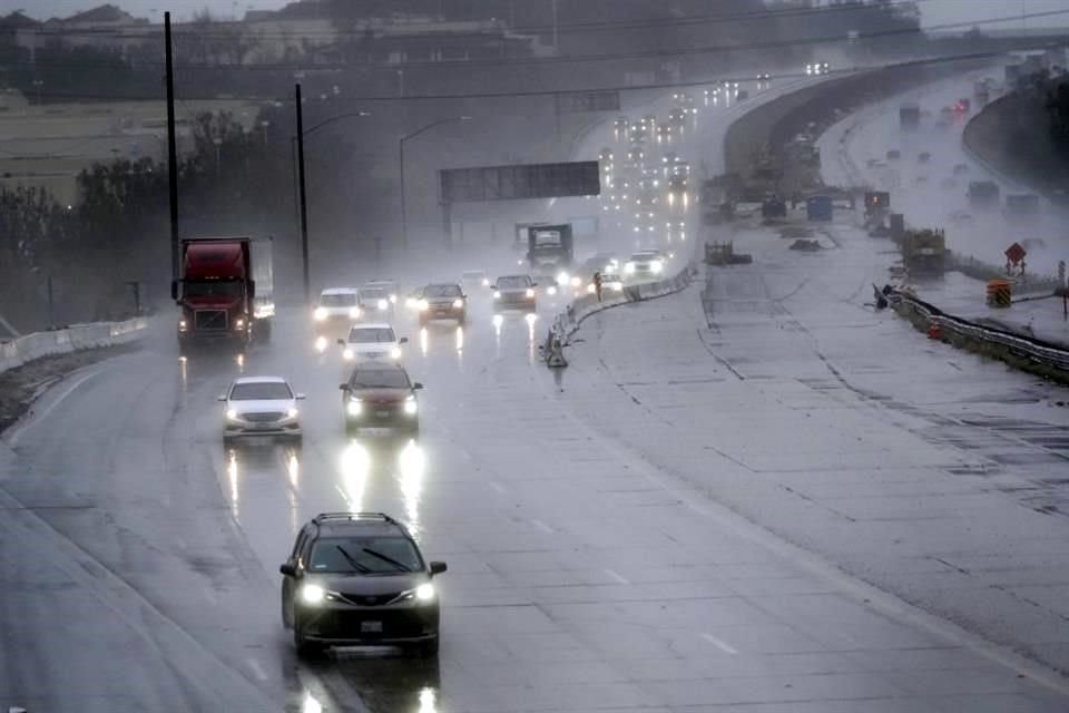 California y otras partes del oeste enfrentaron fuertes nevadas y lluvia debido a la última tormenta invernal que azotó a EU.