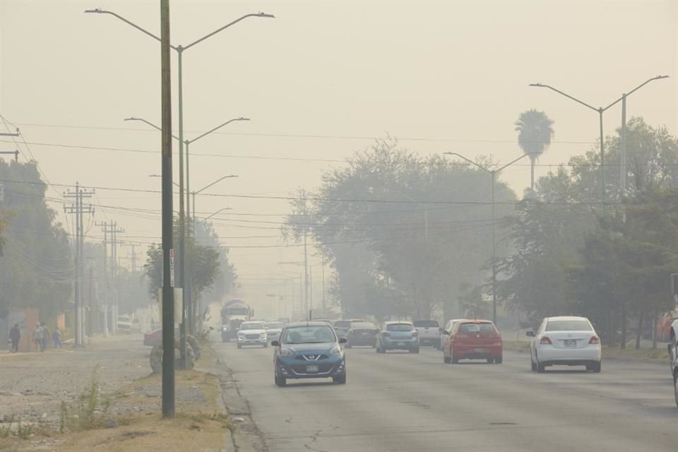 Así lució la avenida Mariano Otero en su cruce con Guardia Nacional, a consecuencia del incendio registrado en el Bosque La Primavera.