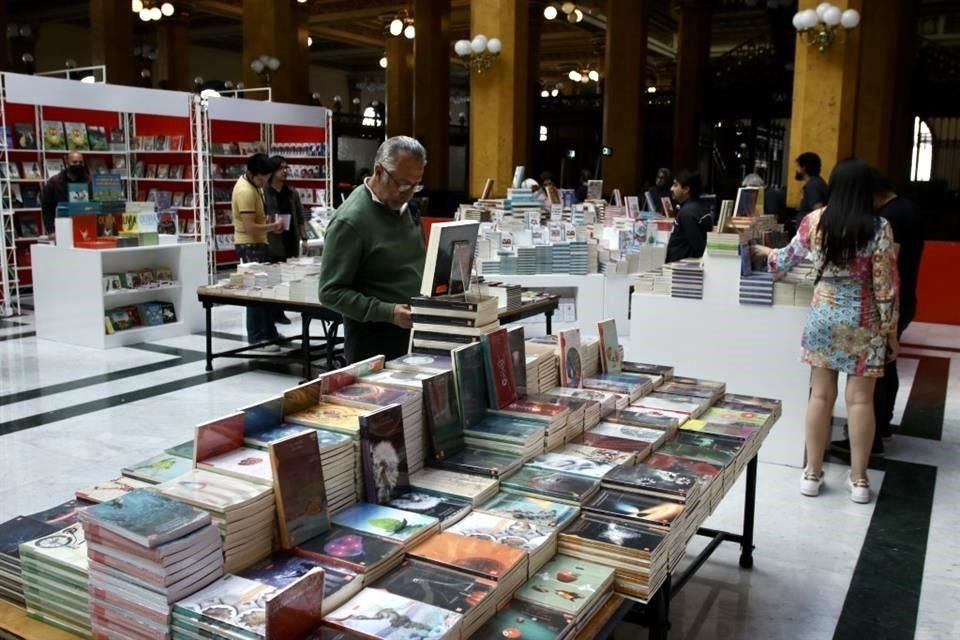 El tendido de libros del Fondo de Cultura Económica (FCE) en el Palacio Postal abrió sus puertas al publico este viernes a las 10:00 horas.