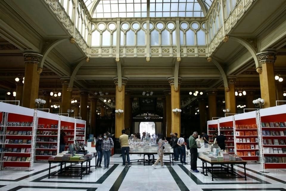 El tendido de libros del Fondo de Cultura Económica (FCE) en el Palacio Postal abrió sus puertas al publico este viernes a las 10:00 horas.