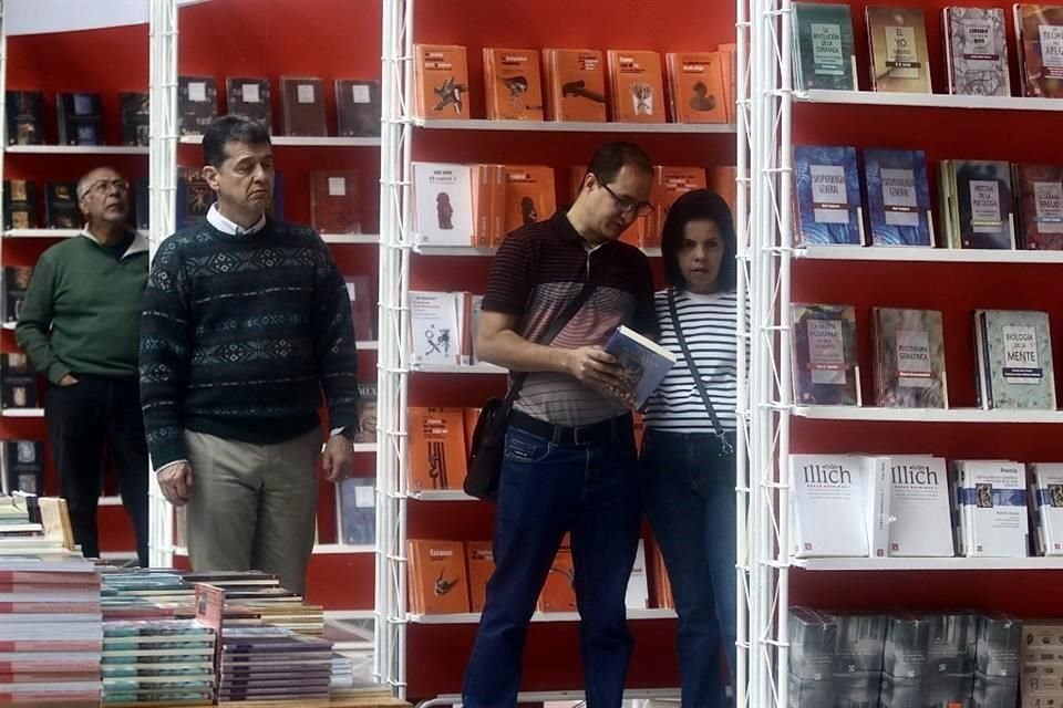 El tendido de libros del Fondo de Cultura Económica (FCE) en el Palacio Postal abrió sus puertas al publico este viernes a las 10:00 horas.