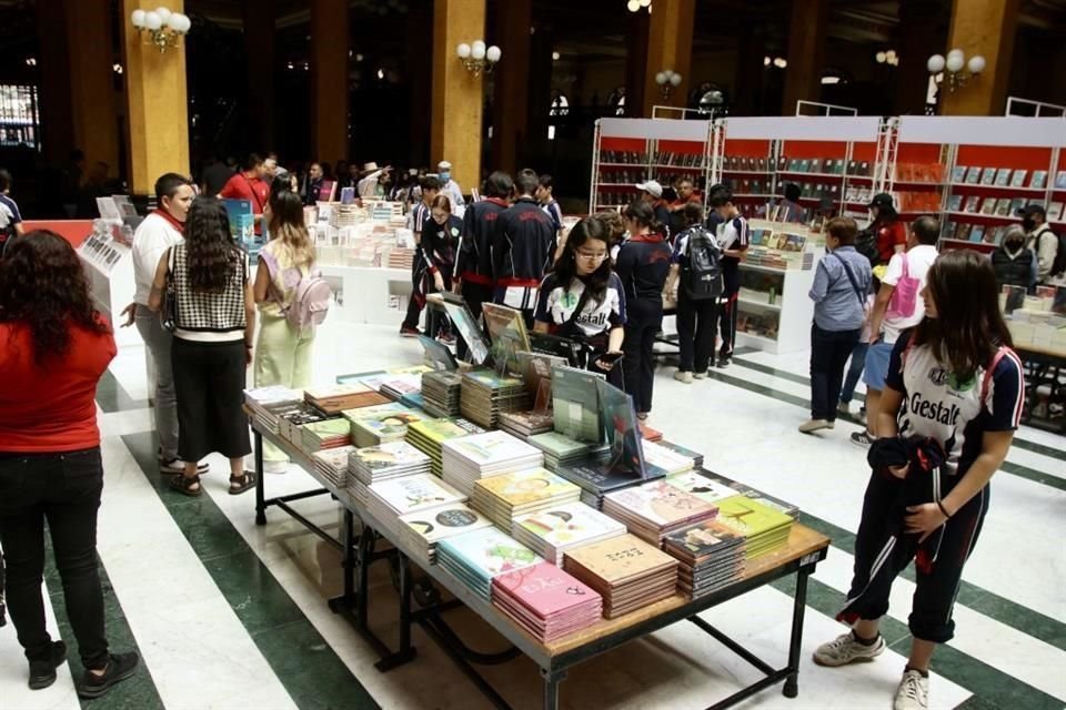 El tendido de libros del Fondo de Cultura Económica (FCE) en el Palacio Postal abrió sus puertas al publico este viernes a las 10:00 horas.