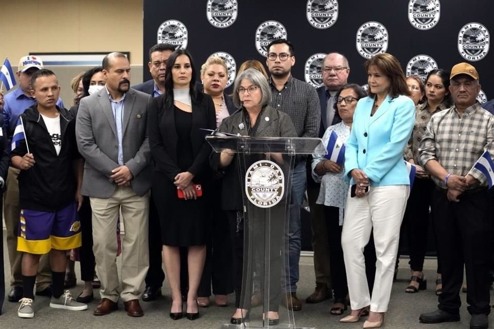 La alcaldesa de Miami-Dade, Daniella Levine Cava, al centro, ofrece una rueda de prensa junto a funcionarios y opositores nicaragüenses liberados, en Miami.