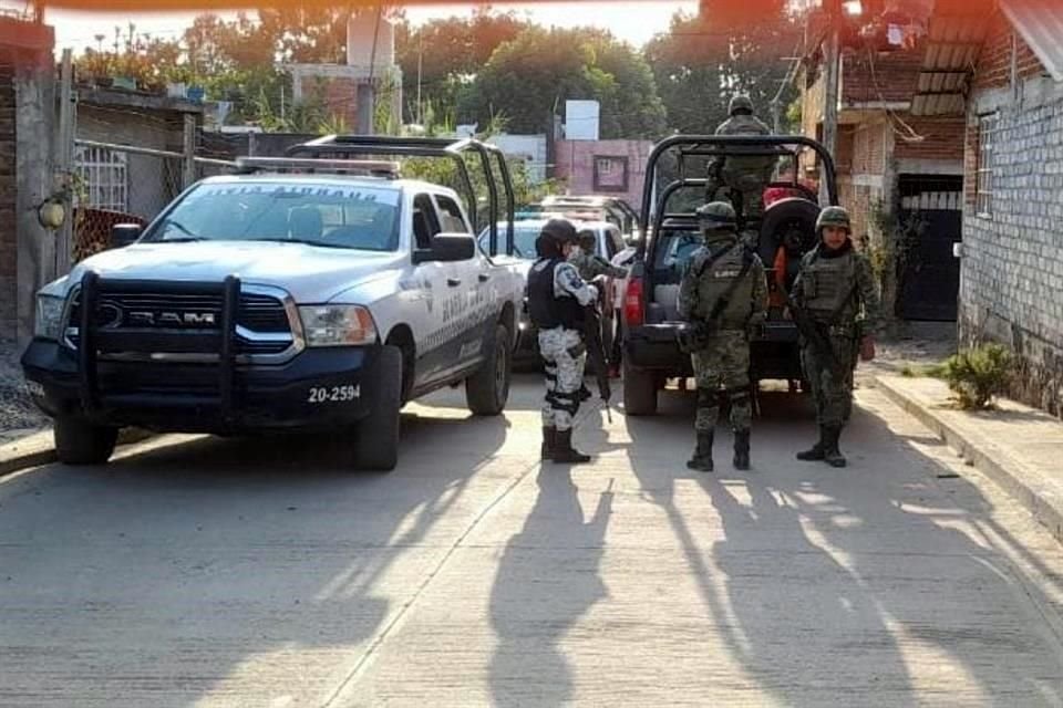 Elementos de la Guardia Civil y Ejército Mexicano acordonaron la zona.