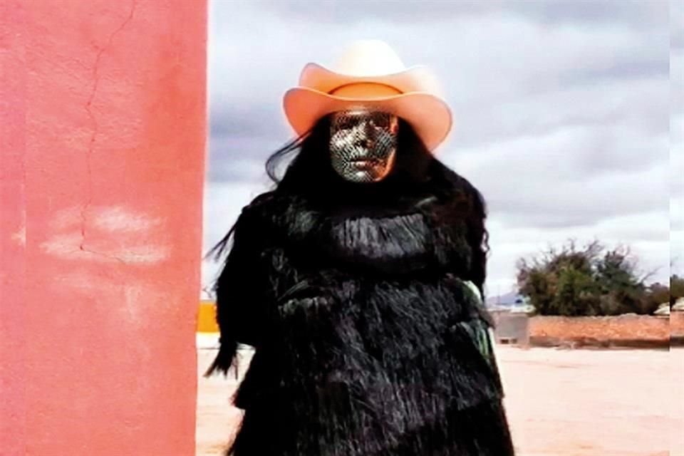 También de México, la artista Paloma Contreras Lomas prepara una obra exprofeso para TONO, en la que abordará los feminicidios en el País.