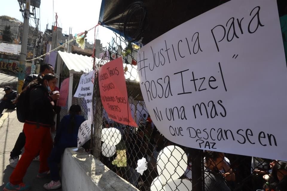 Familiares y conocidos de Rosa Itzel colocaron carteles alrededor de la capilla, en reclamo de justicia.