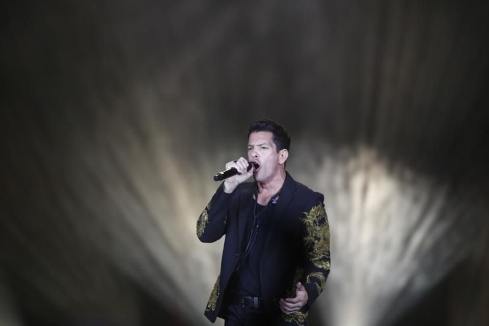 Yahir lució su voz con temas como 'La Locura'.