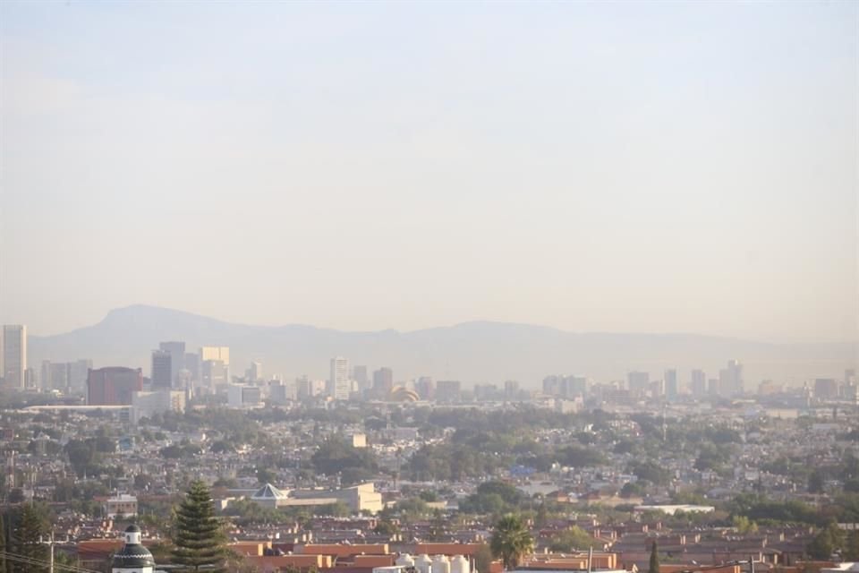 Así amaneció la Zona Metropolitana de Guadalajara tras el inciendio en el paraje Volcanes, del Bosque La Primavera.