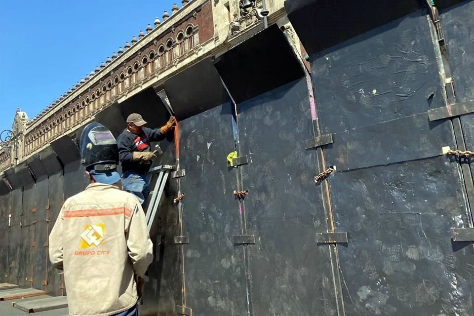 Trabajadores colocaron los bloques de metal este sábado.