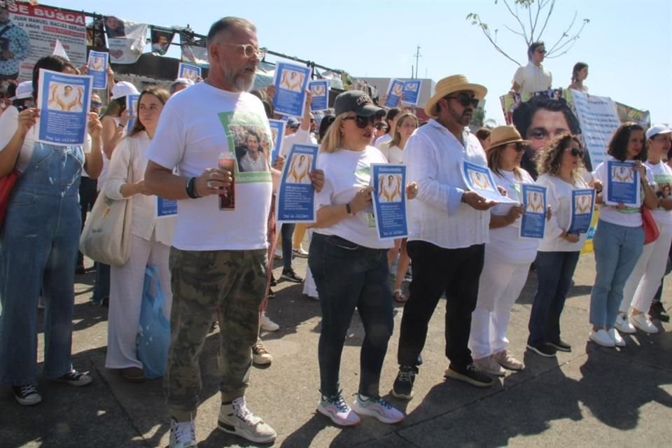 El día de hoy se llevó a cabo la quinta marcha para pedir por la localización de Enrique Esparza Ochoa, quien desapareció el mismo día que otros dos jóvenes.