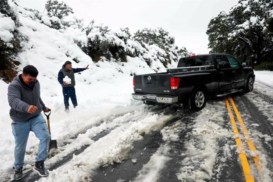 Una gran tormenta, que trae una rara advertencia de ventisca para partes del sur de California, está provocando fuertes nevadas en las montañas.