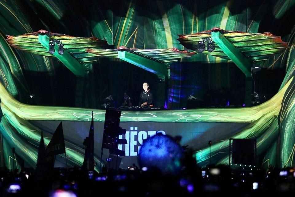 Tiësto elevó al público mexicano con éxitos como 'Provenza' y 'Danza Kuduro', los cuales generaron baile y saltos en segundo día del EDC.