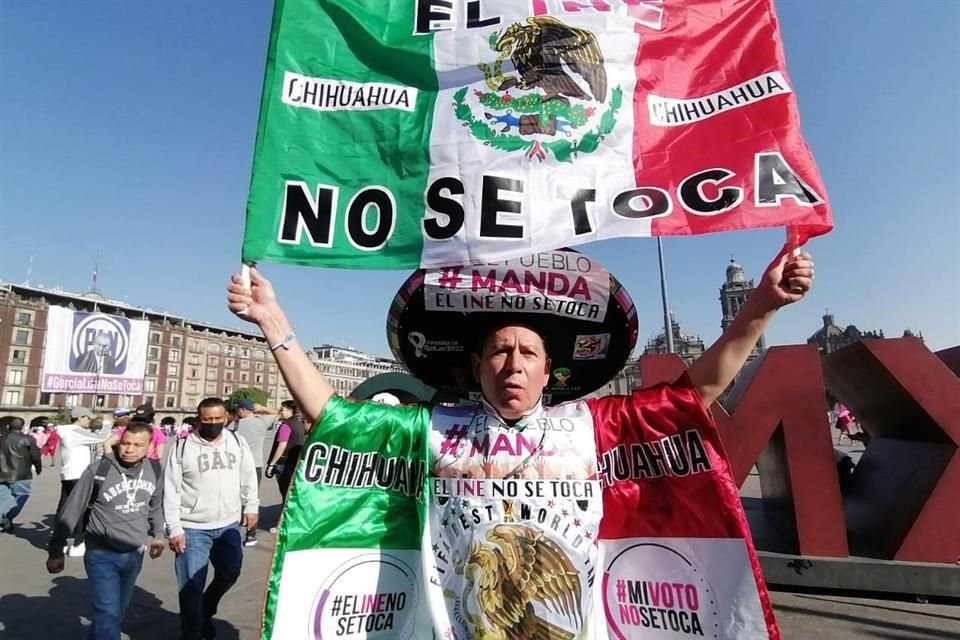 Hctor Chvez, 'El Caramelo', empresario inmobiliario fan de la Seleccin Nacional que ha asistido a todos los mundiales de futbol desde 1986.