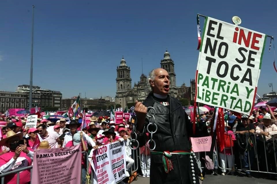 Un personaje disfrazado del cura Miguel Hidalgo clam por defensa al INE en su estandarte.