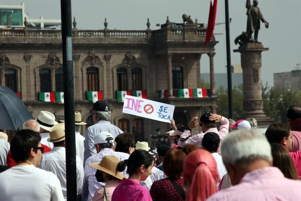 Asistentes a la marcha del INE cantan el himno nacional tras terminar la manifestación.