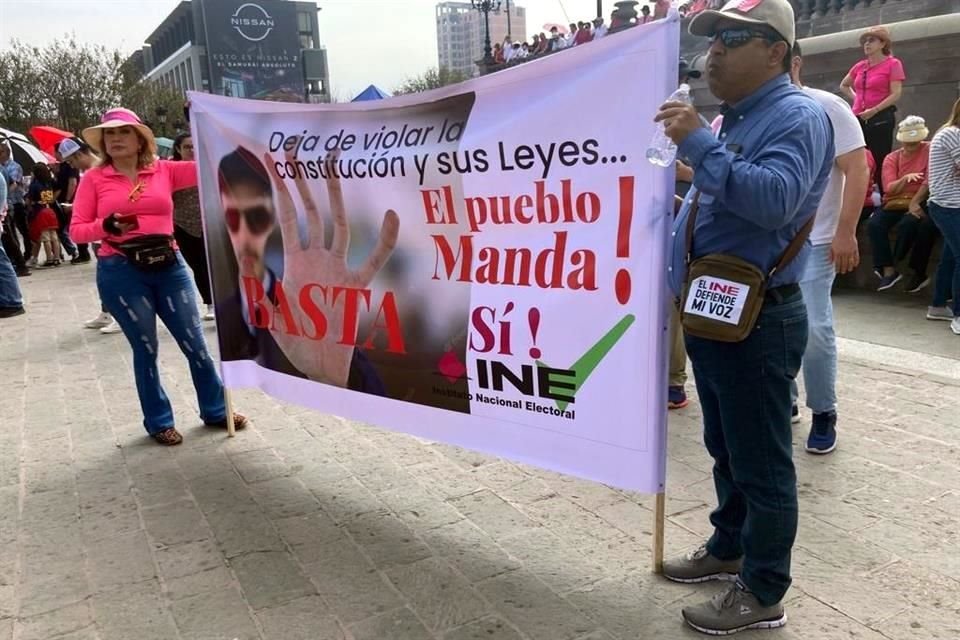 'El pueblo manda, sí INE' se podía leer entre los carteles que traían los ciudadanos.