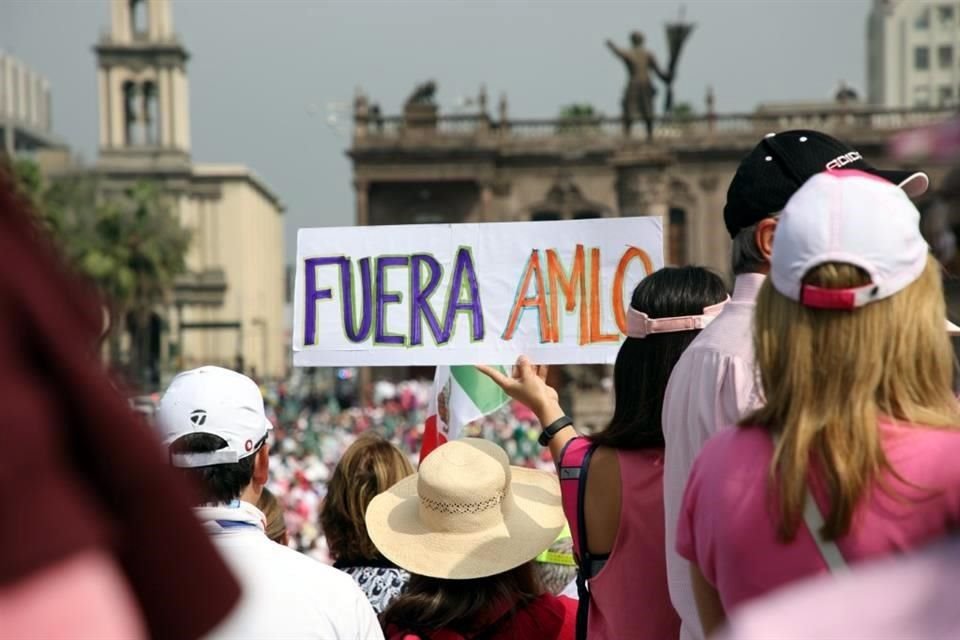 'Fuera AMLO' se leyó en algunas pancartas.