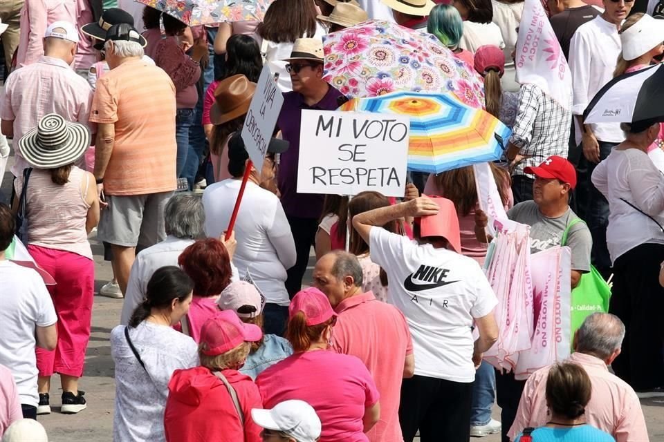 'Mi voto se respeta' exigía uno de los carteles.