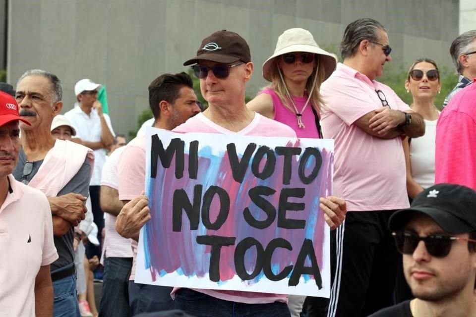 Algunos ciudadanos llevaron sus propios carteles.