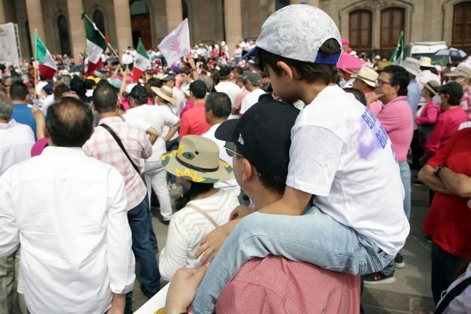 Padres con sus hijos escucharon atentos a los discursos.