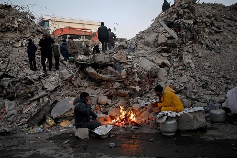 La Media Luna Roja vendió tiendas de campaña para damnificados de sismo en Turquía, de acuerdo con un diario local.