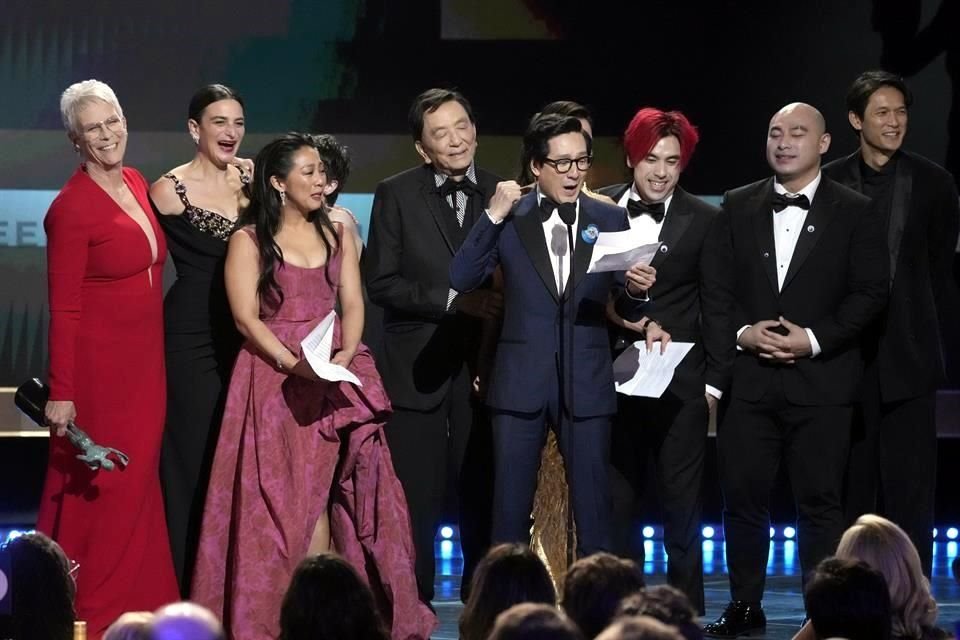 El elenco de 'Todo en Todas Partes al Mismo Tiempo' explotó de emoción al subir al escenario por el máximo galardón.