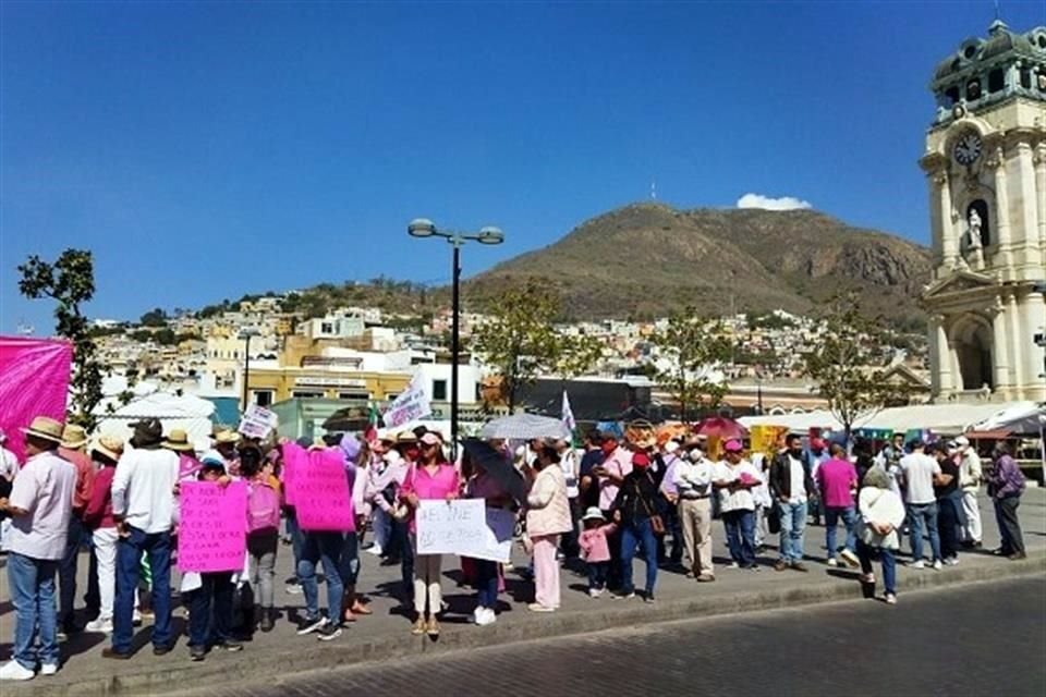 Cientos de personas se reunieron en el Reloj Monumental de Pachuca, Hidalgo, donde corearon el lema: 'El INE no se toca'.