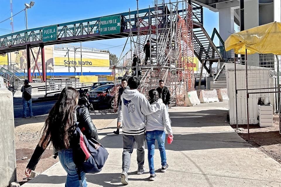 Cruces provisionales, riesgos permanentes en los alrededores del Trolebús Elevado.