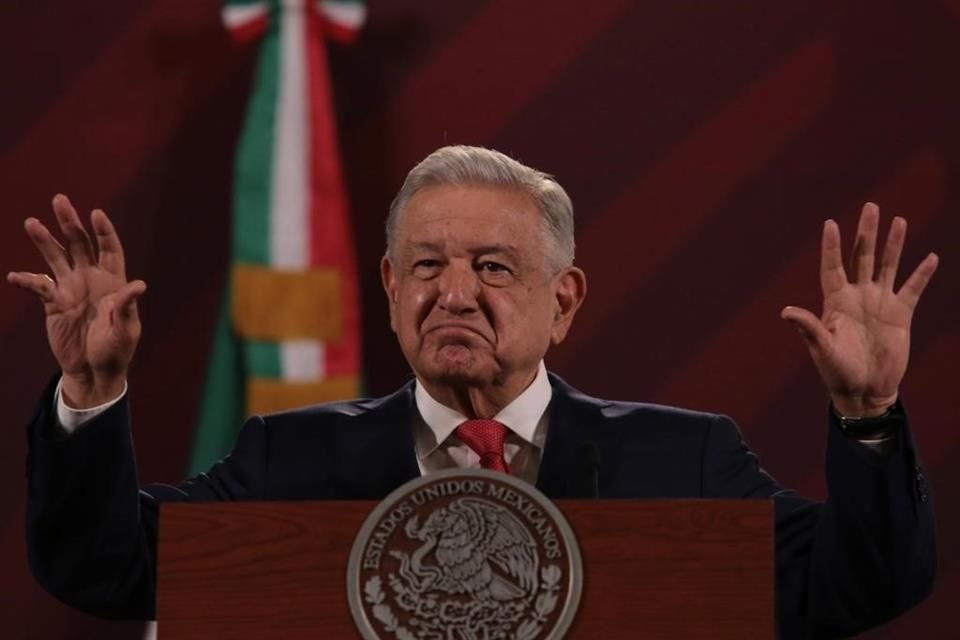 El Presidente en conferencia de prensa.