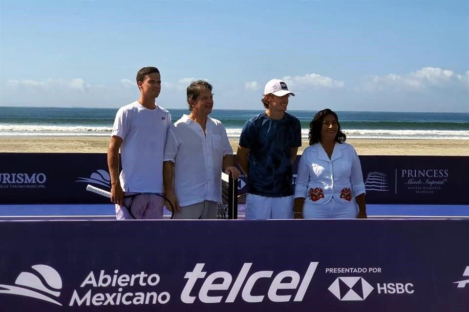 Alex de Minaur y Daniel Altmaier dan el banderazo a la celebración del 30 Aniversario del Abierto Mexicano de Tenis (@AbiertoTelcel) con un mini partido en la playa.