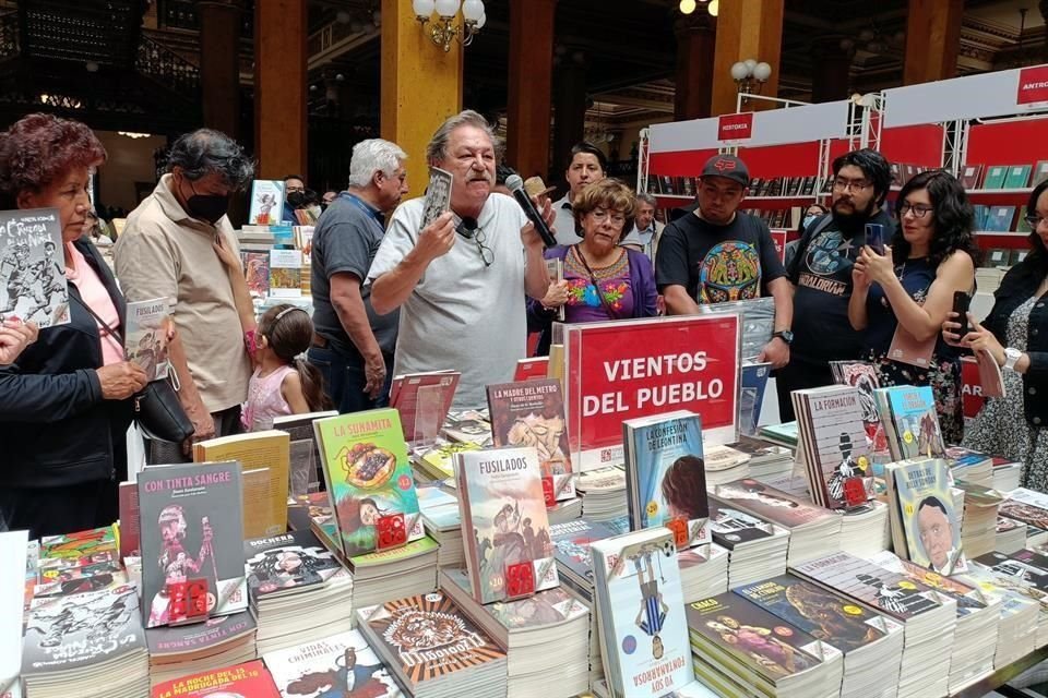 Sin hacer comentarios sobre la movilización en defensa del INE, Paco Ignacio Taibo II se aventuró a augurar la próxima victoria en la urnas. Aquí, el domingo entre lectores.