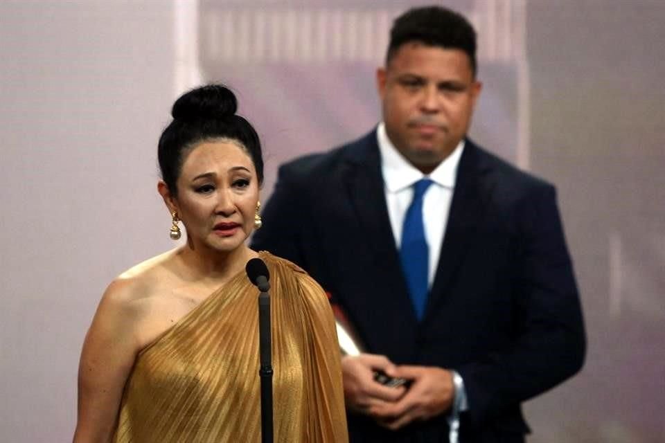 Marcia Aoki, viuda de Pelé, dio unas emotivas palabras tras recibir el premio póstumo de O'Rei.