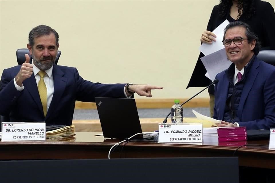 Lorenzo Córdova y Edmundo Jacobo durante la sesión del Consejo General del INE de este lunes.