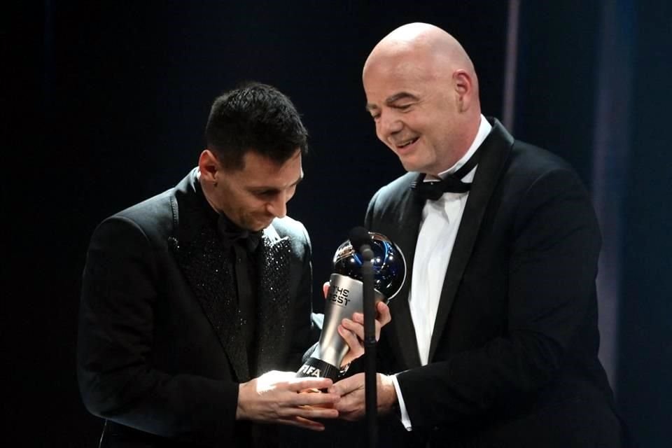 Messi, campeón del Mundo en Qatar 2022, recibió el premio de manos del presidente de la FIFA, Gianni Infantino.