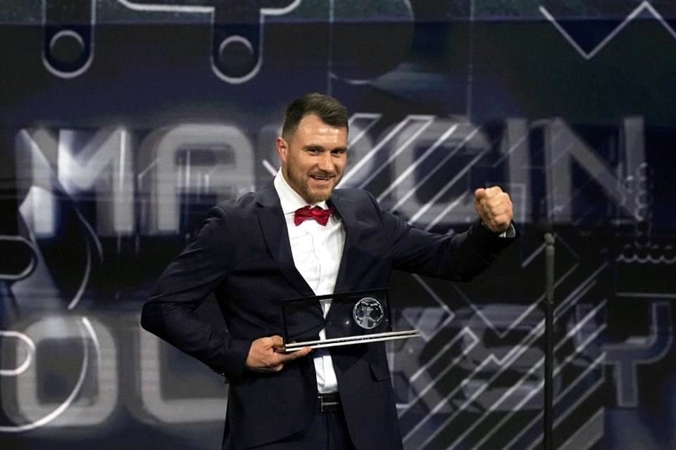 Marcin Oleksy recibió el Premio Puskas al Mejor Gol del año.