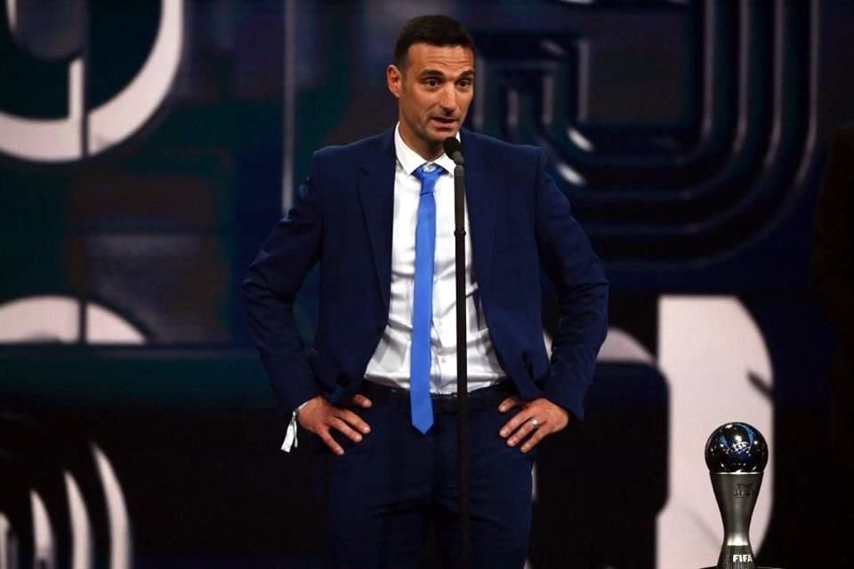 Lionel Scaloni, DT de Argentina, recibió el premio al Mejor Entrenador.