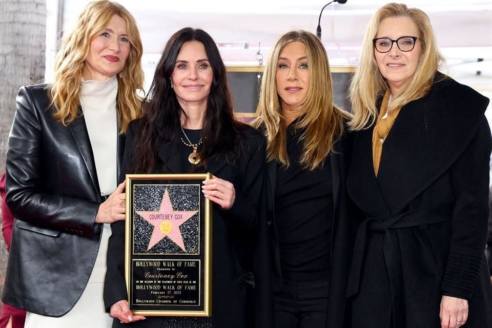 Courteney Cox develó su estrella en el Paseo de la Fama de Hollywood al lado de sus 'Friends', Jennifer Aniston y Lisa Kudrow, y la actriz Laura Dern.