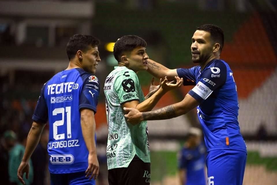 Iván Moreno y Celso Ortiz discutiendo tras una jugada.