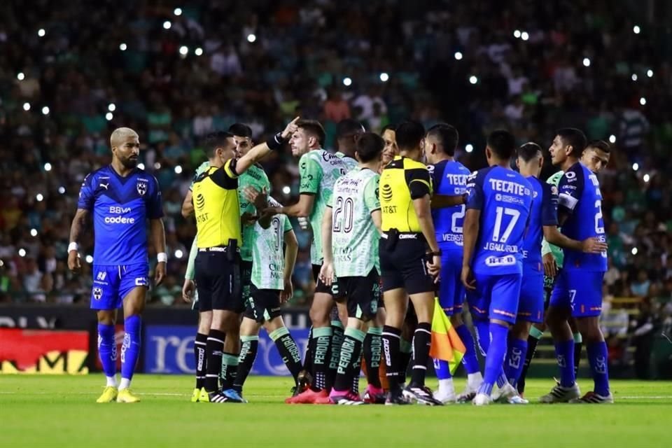 Tras la pena máxima se armó una bronca verbal en el centro de la cancha.