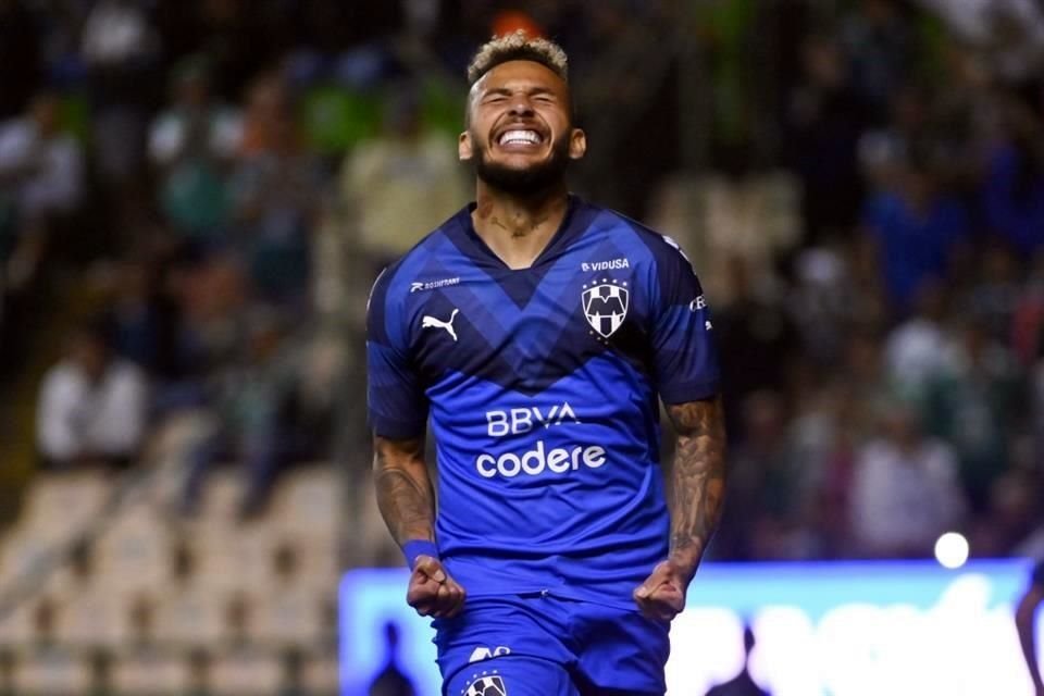 Duván Vergara tomó el balón para cobrar el penal y lo anotó, regresando a la senda del gol.