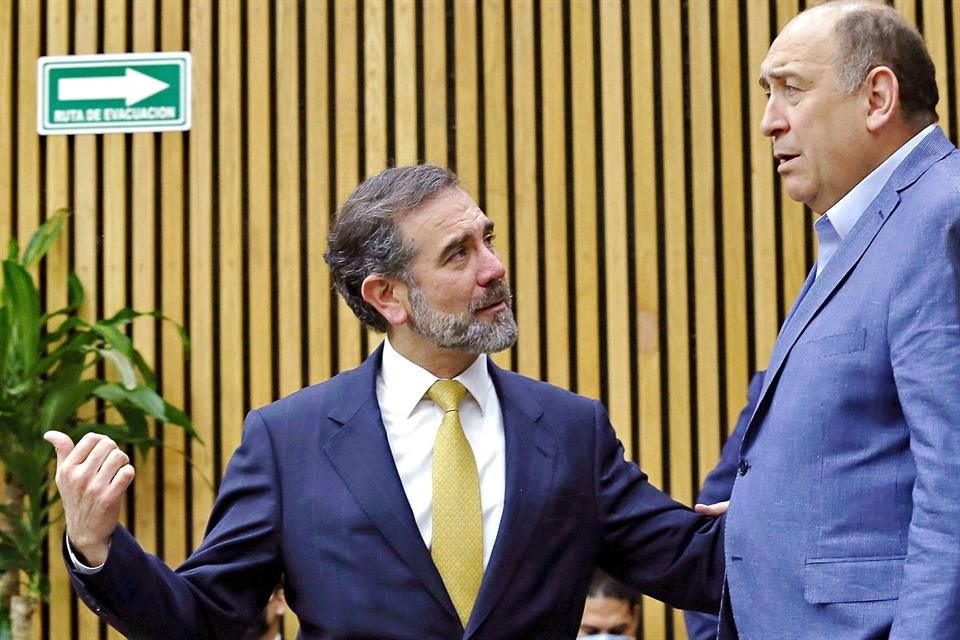 Lorenzo Crdova, presidente del INE, y el coordinador de los diputados del PRI, Rubn Moreira, ayer en la sesin del rgano electoral.