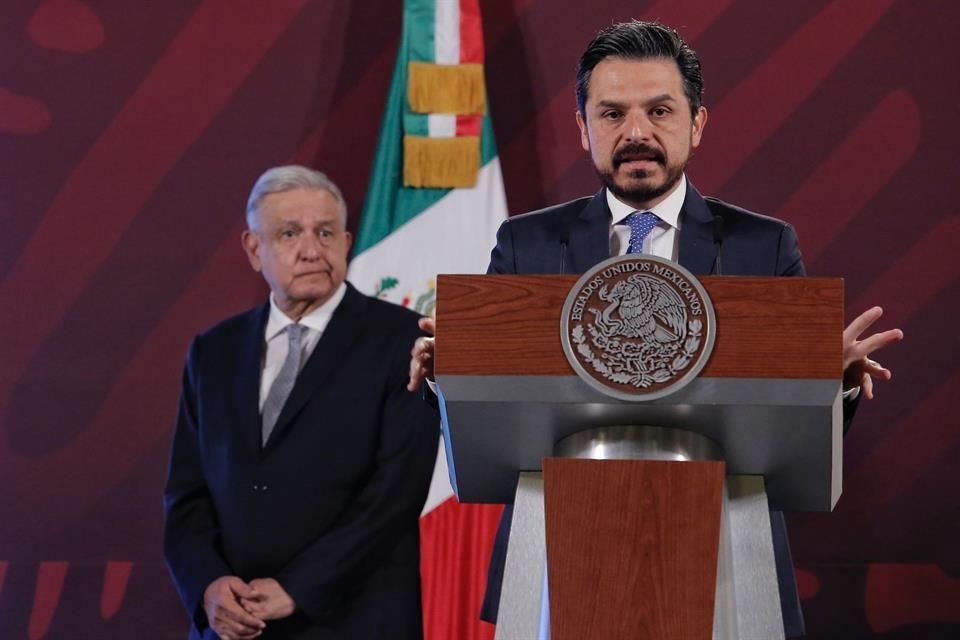 Zoé Robledo en la conferencia de AMLO.