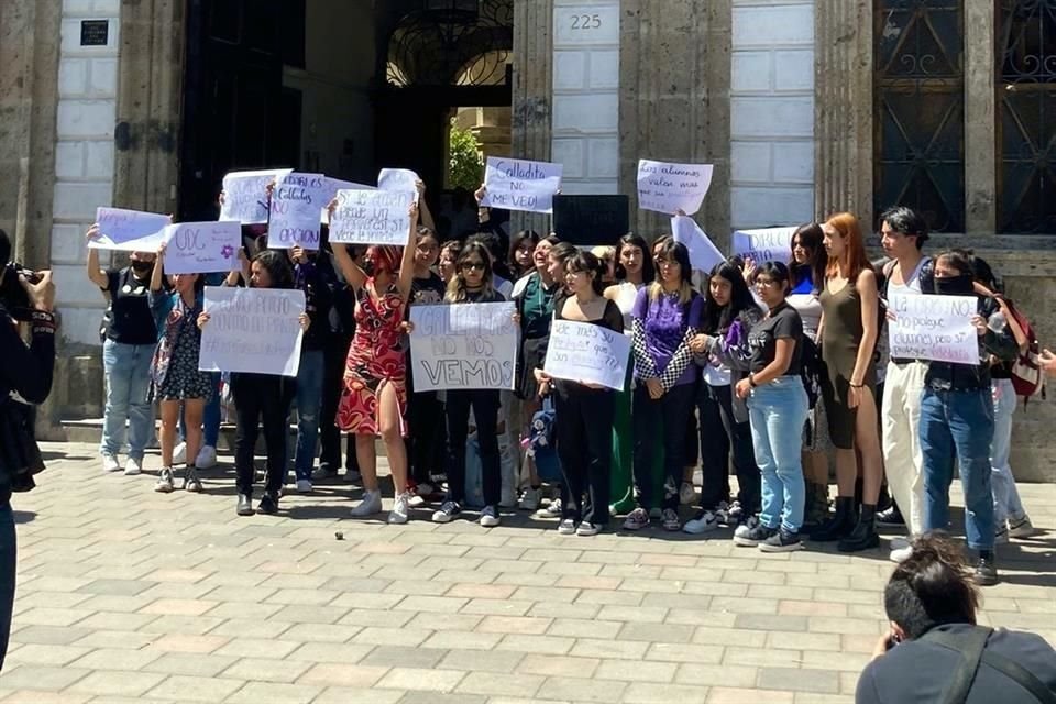 Tras la agresión sexual a una alumna de Prepa 1, estudiantes acusan indiferencia de UdeG y alertan que hay más casos de violencia de género.